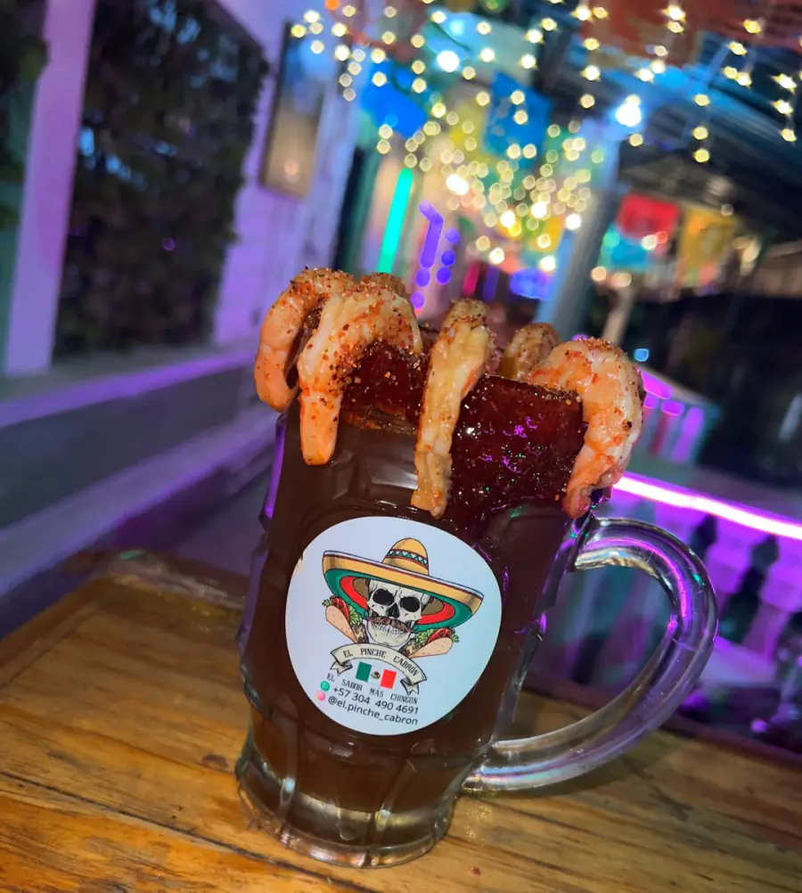 Michelada de camarones con borde de chamoy