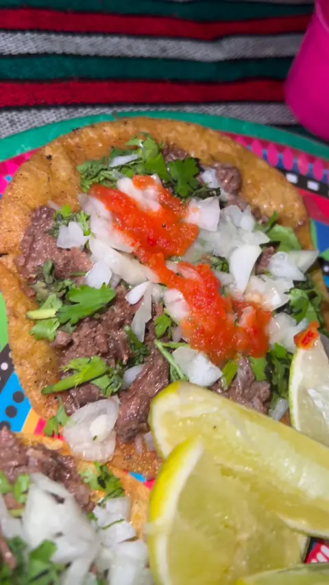 Tacos de suadero con cebolla y cilantro